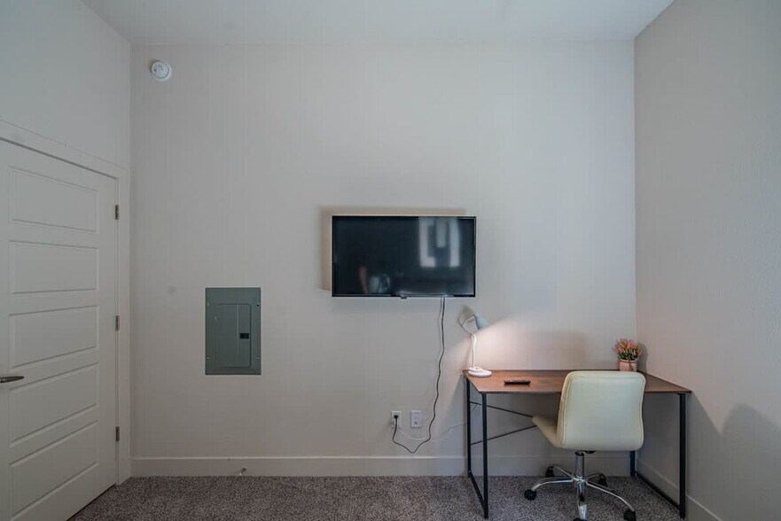 Building Photo - 15501 N Dial Blvd