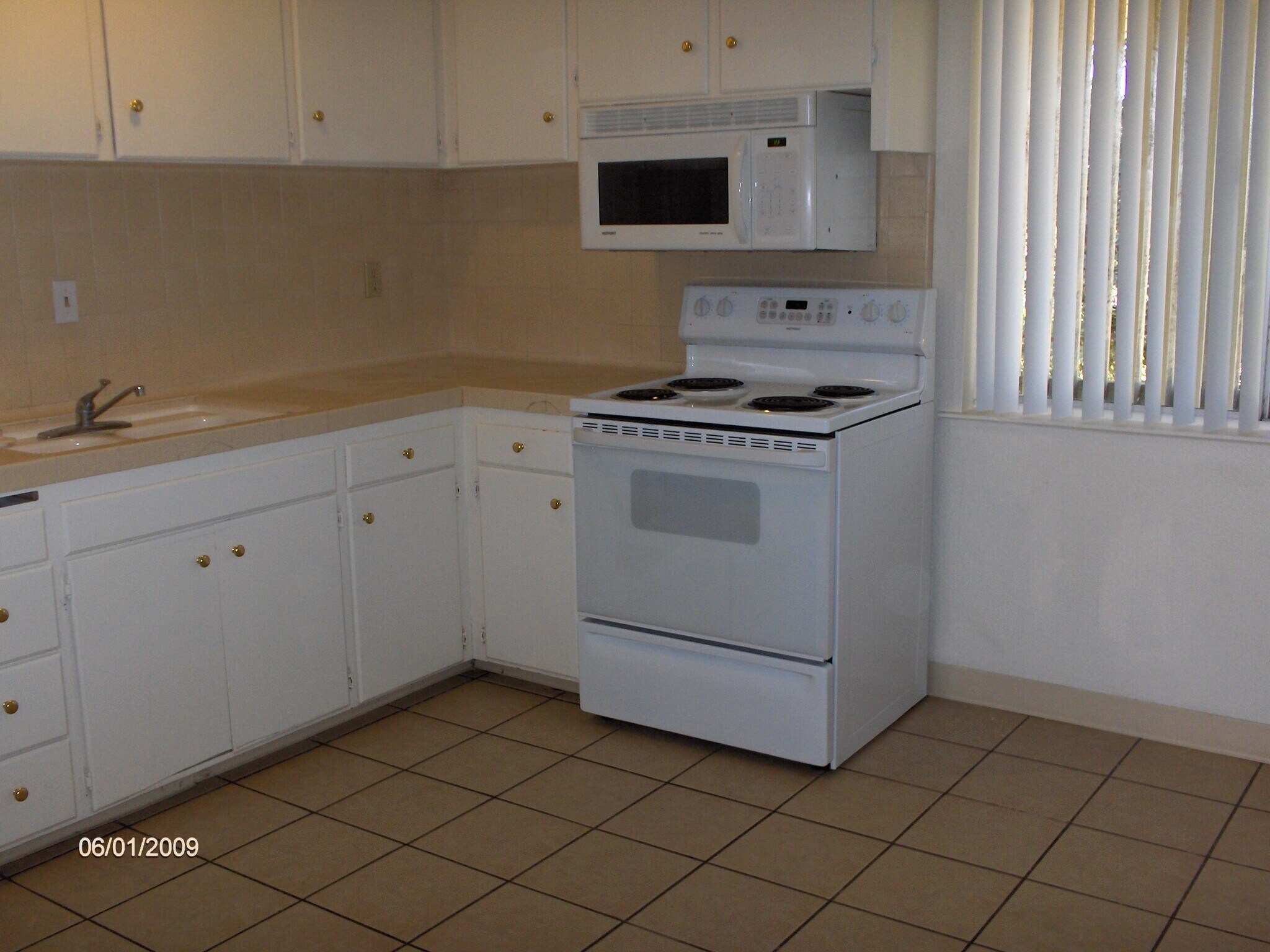 Fresh painted - 3334 N Fruit Ave