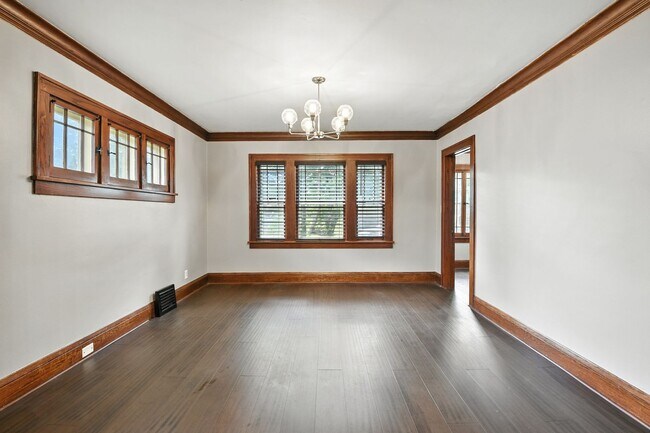 Building Photo - Huge 3 Bedroom Single Family Home in Minne...