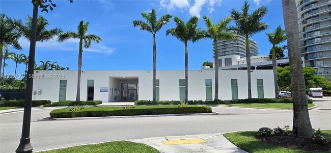 Building Photo - 14951 Royal Oaks Ln