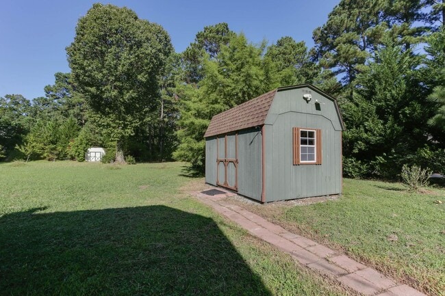 Building Photo - Welcome to Yorktown with a charming rural feel!