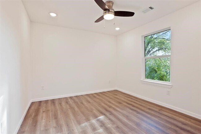 Building Photo - 310 Delmar St