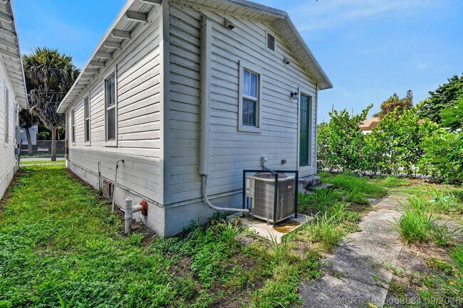 Building Photo - 641 6th St