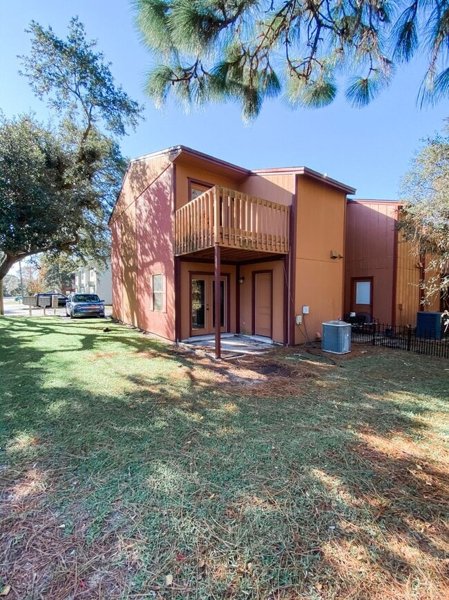 Building Photo - Townhome in Fort Walton Beach!