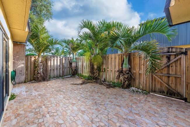 Building Photo - 2471 Waterside Dr