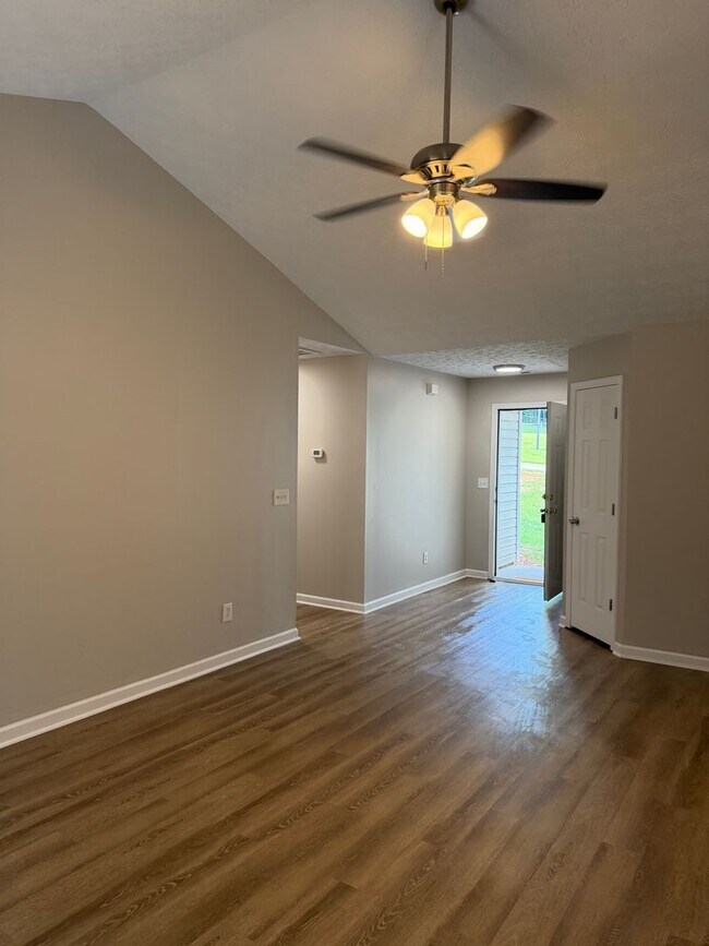 Building Photo - 3 Bedroom 2 Bathroom Ranch Home