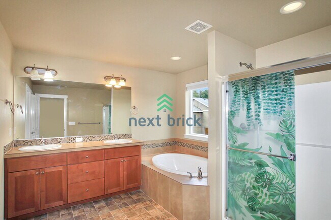 Building Photo - 3 Bed and 2.5 Bath Single-family Home Avai...