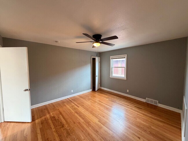 Building Photo - 5284 N Teutonia Ave