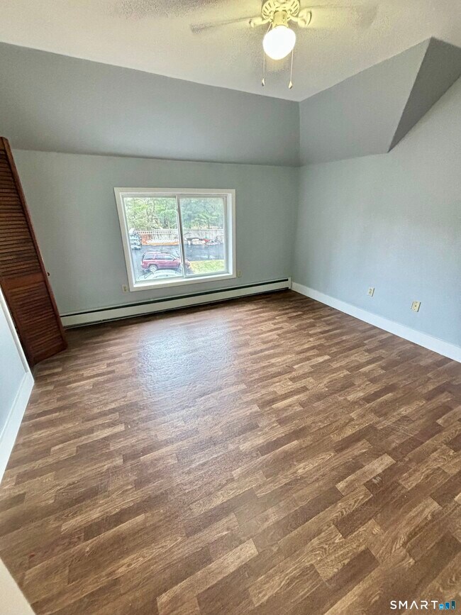 Building Photo - 411 Main St