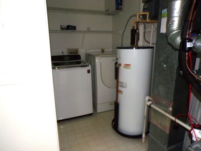 Building Photo - Two Bedroom, Two Level Condo Near Van Dorn Metro