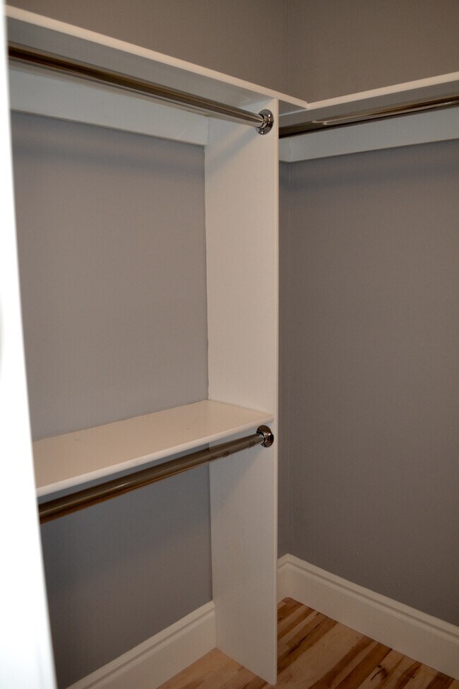 Building Photo - MOVE IN READY 2/2 with 2 Assigned Parking!...