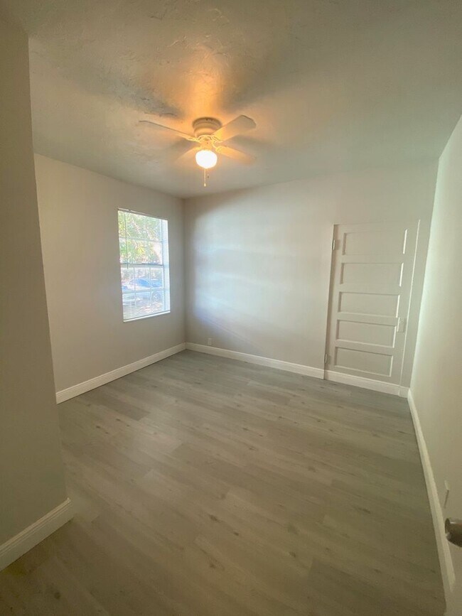 Building Photo - 1006 13th Ave W