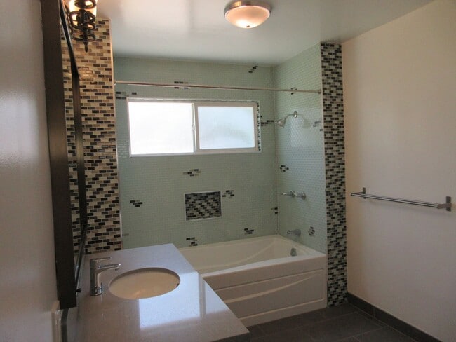 Building Photo - Beautiful Porter Ranch 3 Bedroom home on B...