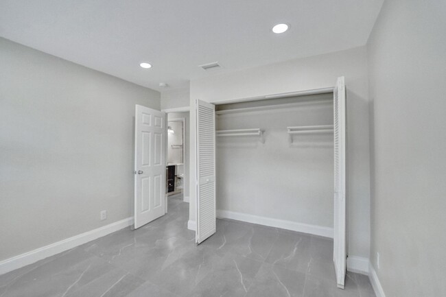 Building Photo - Beautifully Renovated 3BR/2BA Townhome in ...