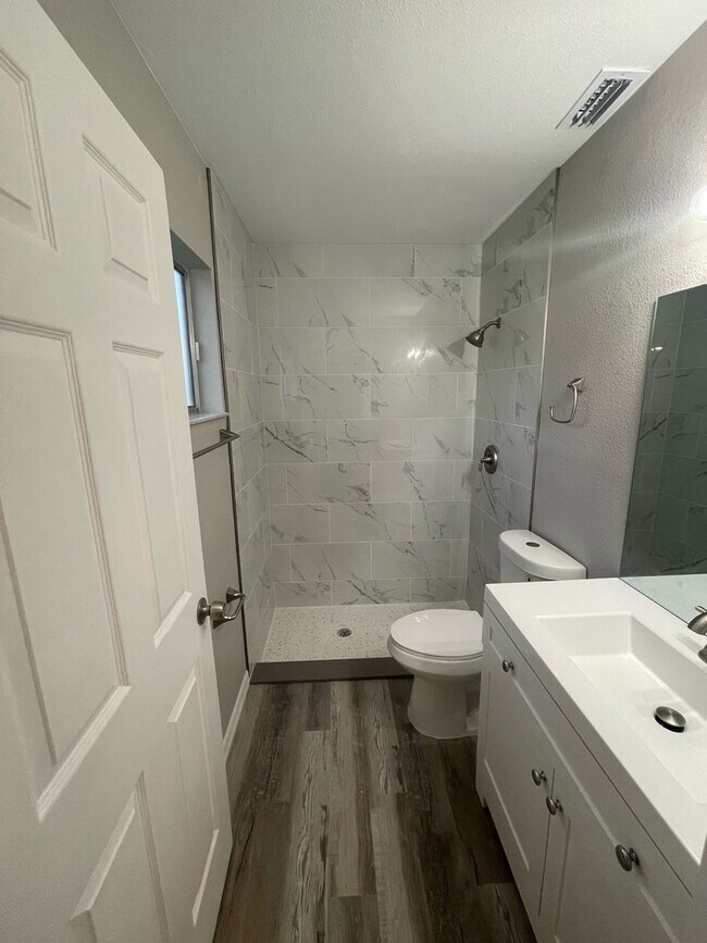 Building Photo - Annual Unfurnished Renovated Single-family Home near Mckibben Park!