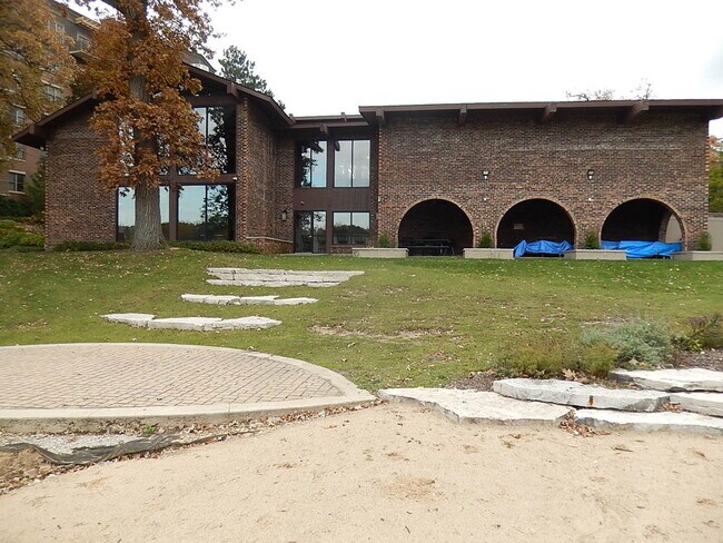 Building Photo - 120 Lakeview Dr