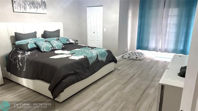 Building Photo - 2200 S Cypress Bend Dr