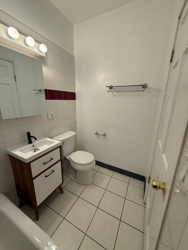 Building Photo - 1401 W Erie St