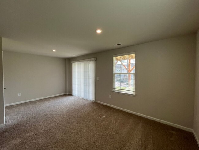 Building Photo - Amazing 3BD, 2.5BA End-Unit Townhome with 4th Bonus Room in the Heart of Durham