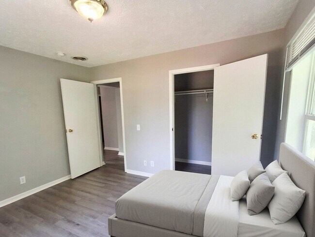 Building Photo - 4 Bed / 2 Full Bath House with Brand-New Kitchen, Attached Garage, and Full Basement - Built 2001