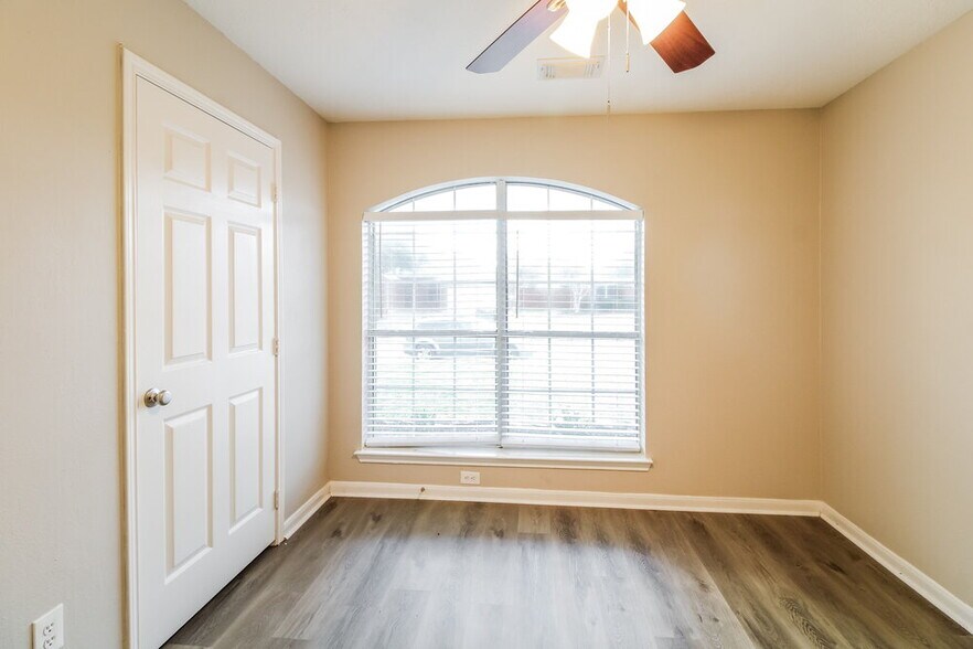 Building Photo - 410 Cedar Lake Dr