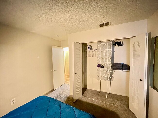 Building Photo - Charming 2 Bed, 2 Bath Condo in Gated Dock...