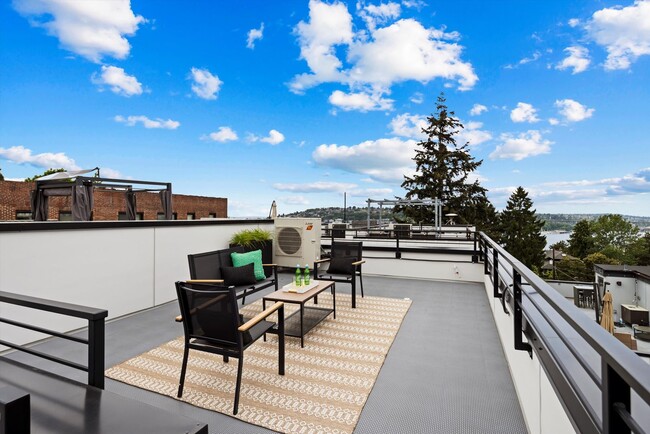 Building Photo - Bright & Charming 2bed/2bath Townhome in P...