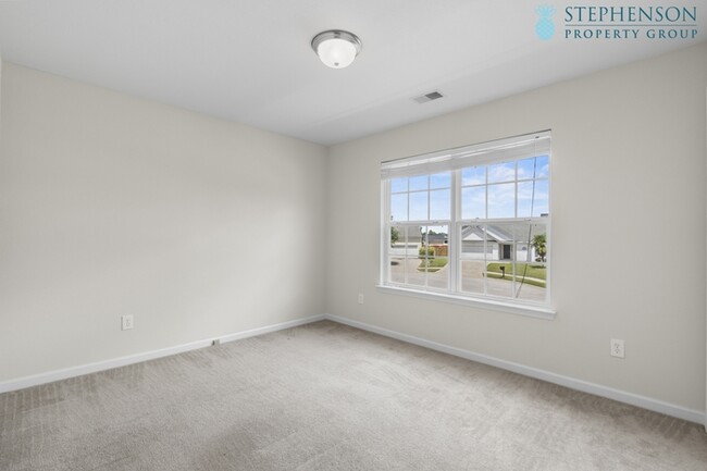 Building Photo - Freshly Remodeled 5 Bedroom with Primary B...