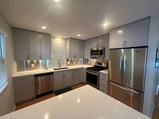 Building Photo - Luxury Living on Summit Ave! – Spacious 3B...