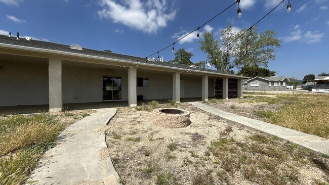 Building Photo - 3 Bedroom 2 Bath Home Located on Large Lot in Cherry Valley!