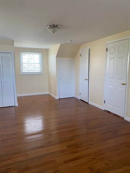 The other side of large bedroom - 2A Cecil Pl