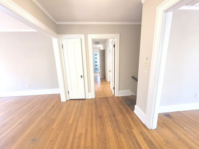 Building Photo - 2541 N Lake Dr