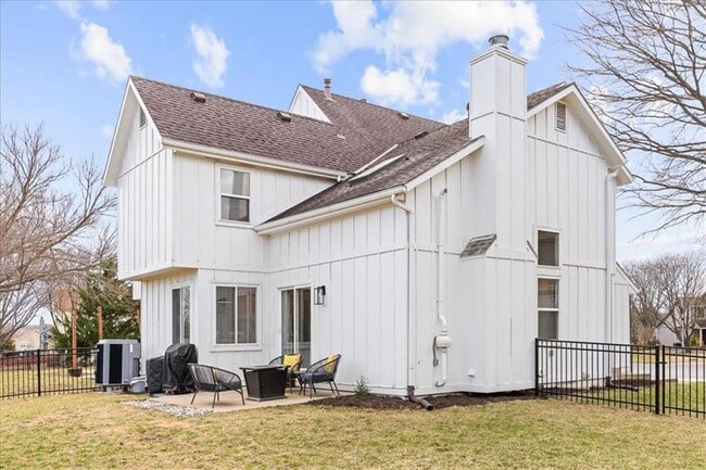 Building Photo - {10710} Updated Overland Park Townhome + Blue Valley Northwest + Two Car Garage