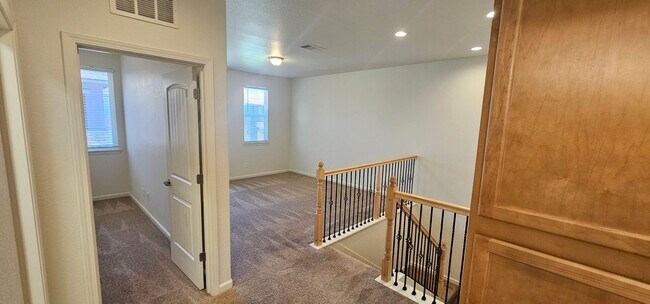 Building Photo - Arbor Villa Town House - Pet on Approval