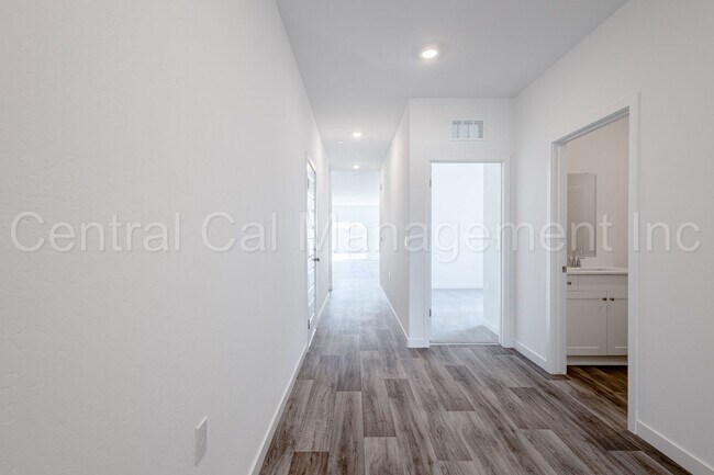 Building Photo - 4 Bedroom, 2 Bath Home with Solar in the Southwest - $2495 Per Month!