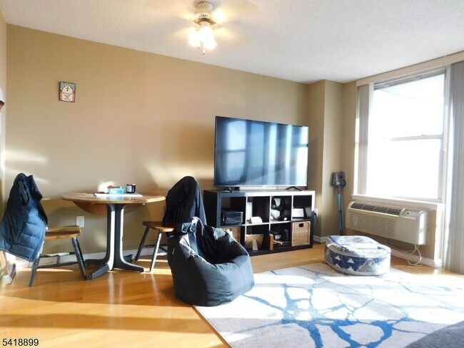 Building Photo - 300 Main St