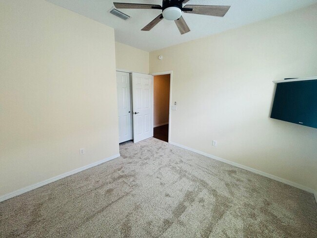 Building Photo - Beautiful movie in ready, large 2/2 in Ocala Preserve - All ages