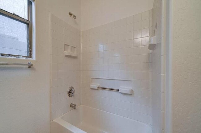 Building Photo - 44811 Paraiso Ln