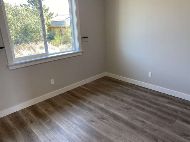 Building Photo - 1266 Fairwood Dr SW