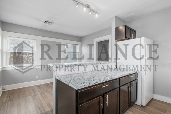 Building Photo - 3321 E Victor St