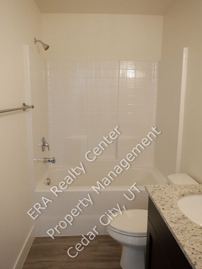 Building Photo - Move-in Bonus! - 3 bedroom - 2 Bath - Single Level Twin Home
