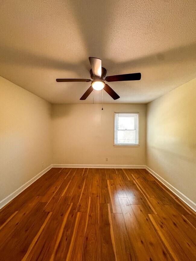 Building Photo - Spacious 4 Bed 2.5 bath Home Close to Fort Bragg