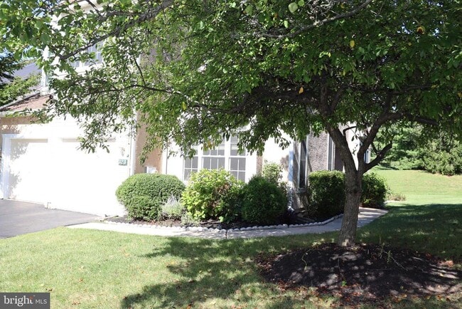 Building Photo - 323 Country Club Dr