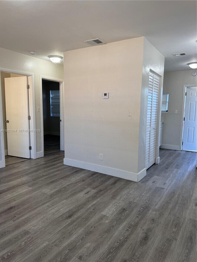 Building Photo - 522 NW 13th Ave