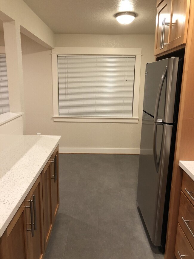 Building Photo - Like New Modern 2BD First Floor New Hardwo...