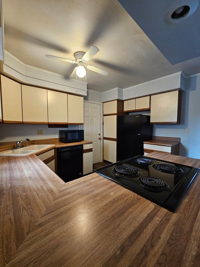 Building Photo - 3 Bd - 2 Ba near Hessel Park