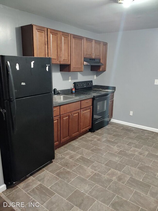 Building Photo - 2 br, 1 bath House - 847 E Hilton Street