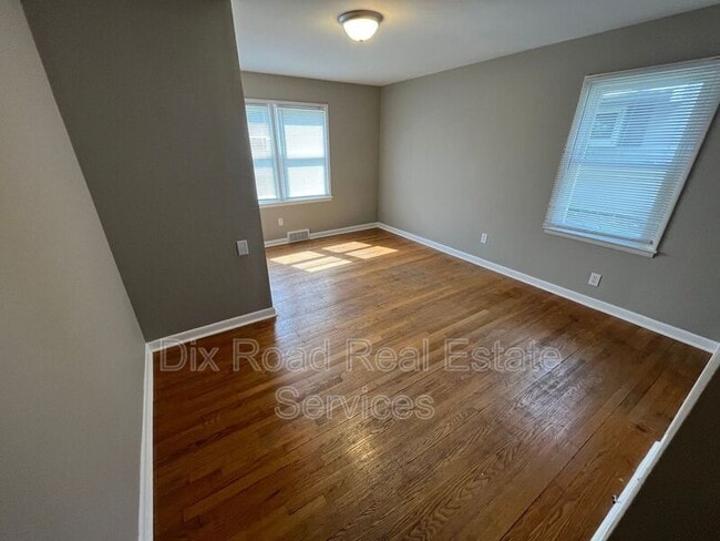 Building Photo - 609 Gladys Dr