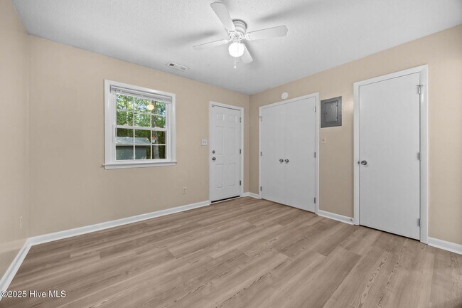 Building Photo - 1190 Gould Rd