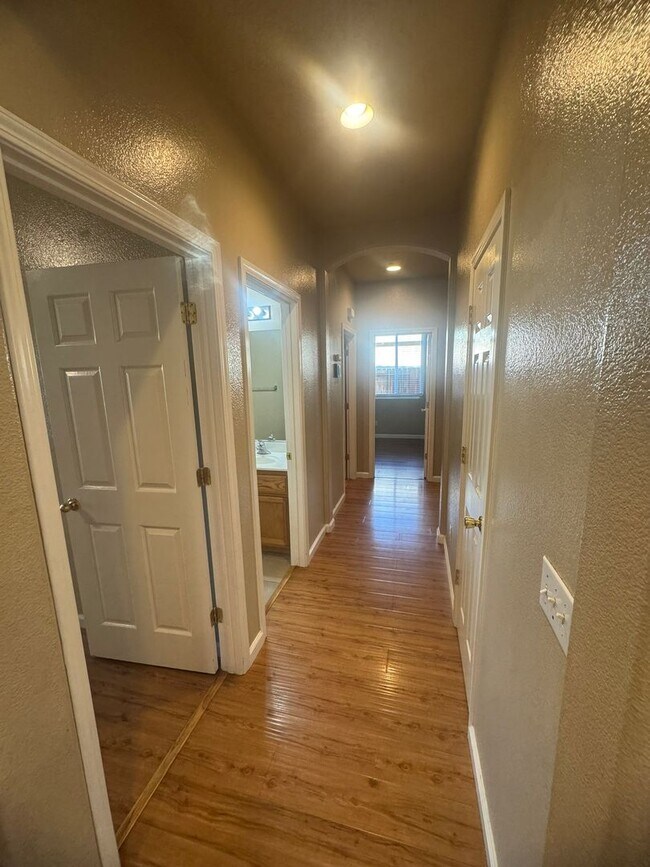 Building Photo - Spacious 4 Bedroom Home in Elk Grove